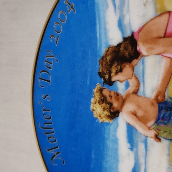 Vintage Avon 2004 Mother's Day Plate in Original Box - Picture 2 of 6